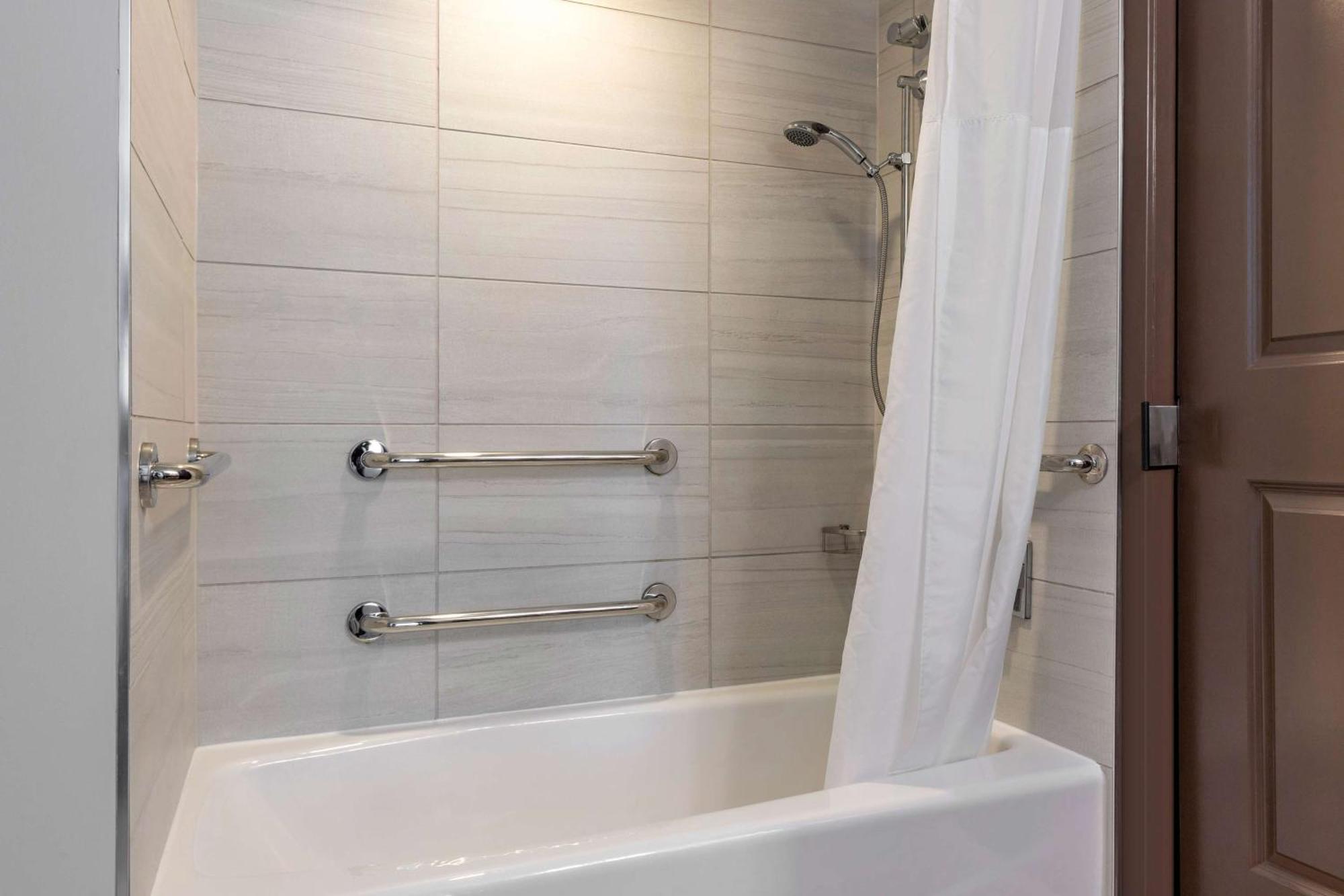 One-Bedroom King Suite Bath Tub Ocean View Accessible,1550211217:JPEG