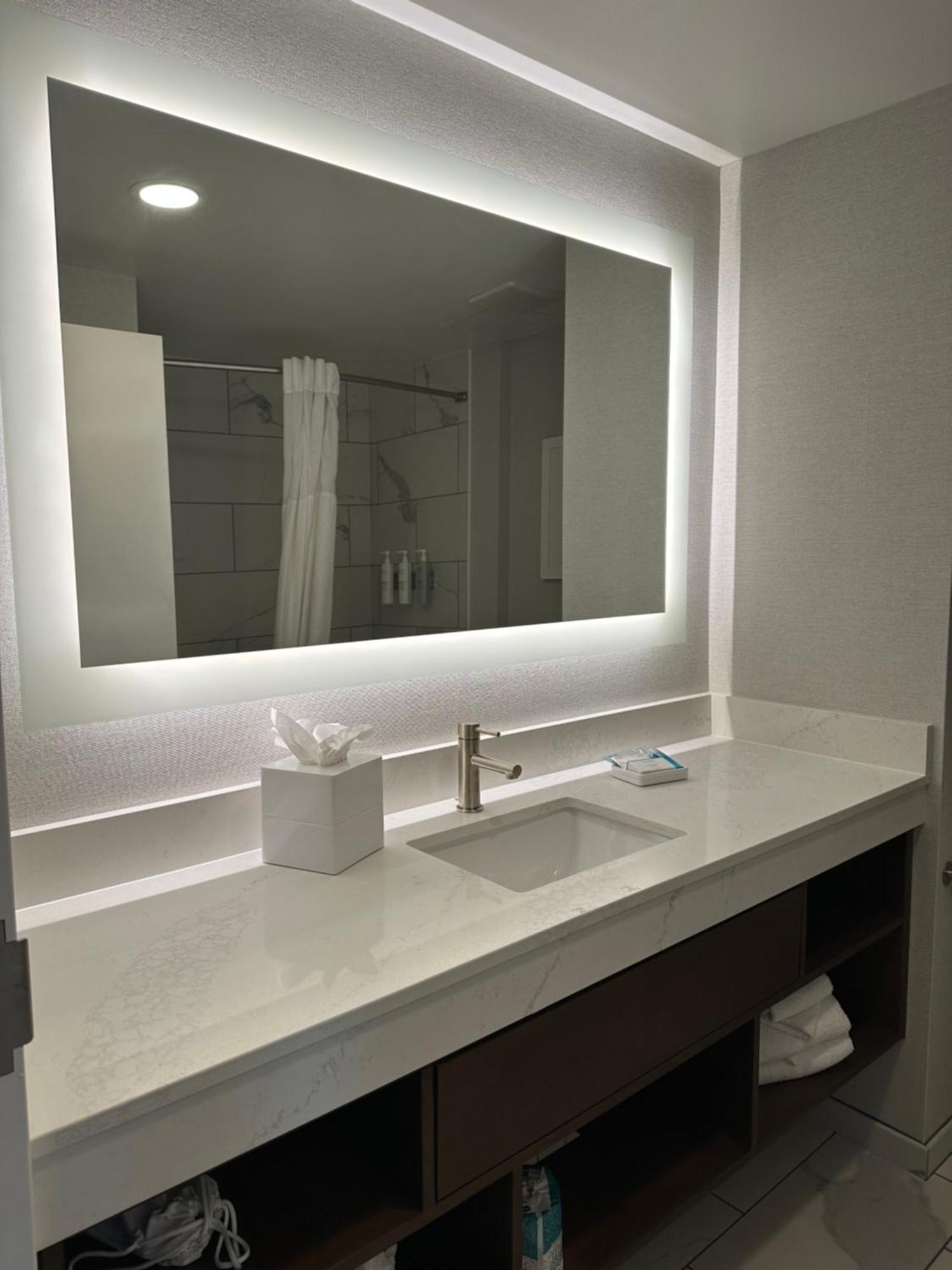Queen Room Two Queen Beds Bath Tub Oceanfront Floor 6-10,1556976721:JPEG