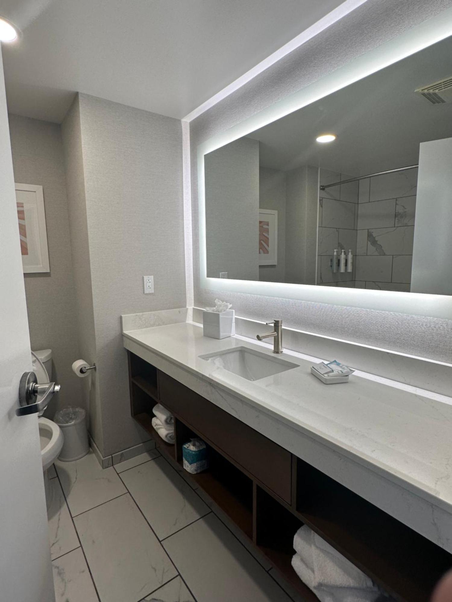 Queen Room Two Queen Beds Sofa Bed Bath Tub Oceanfront,1556977594:JPEG