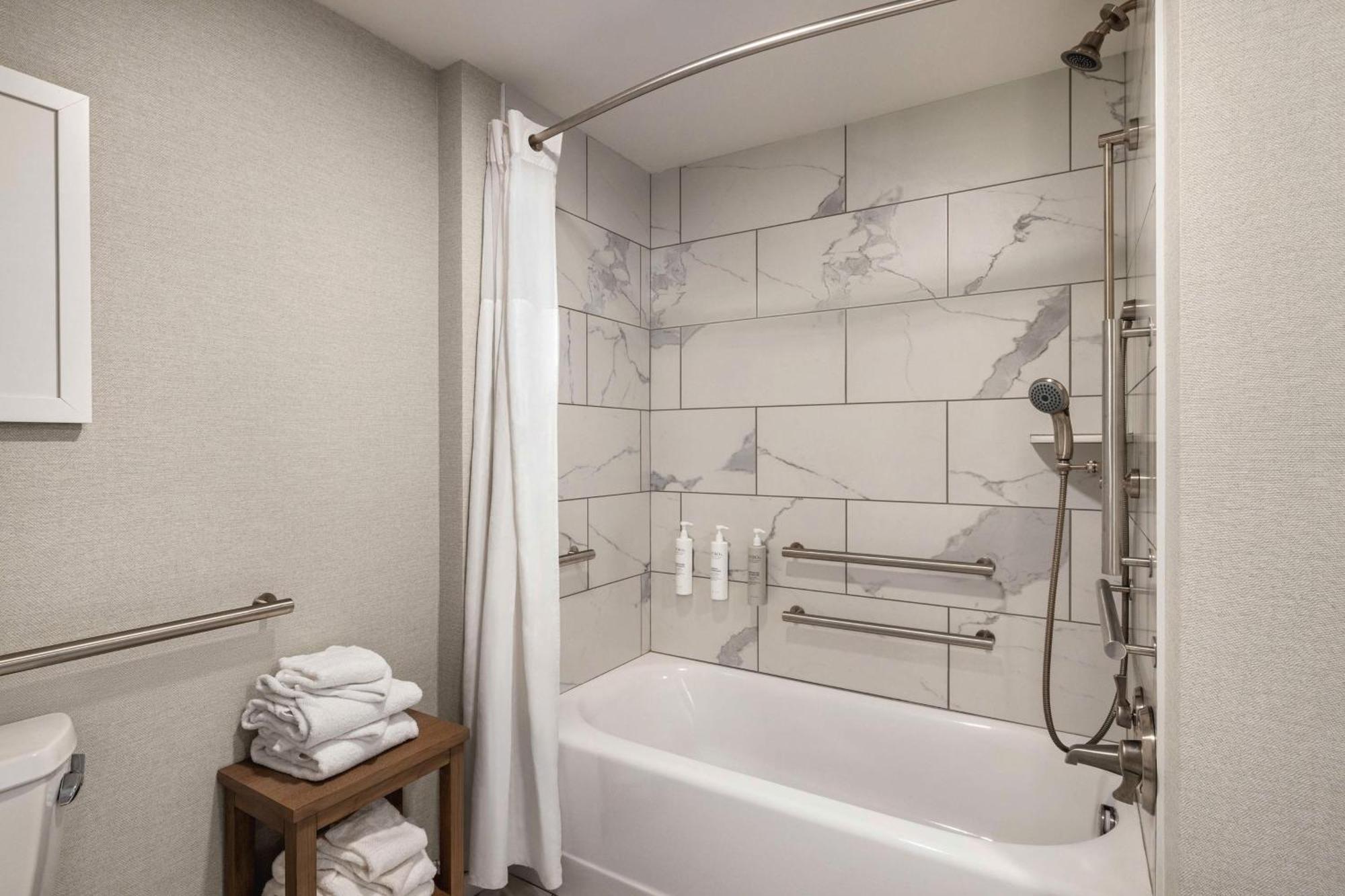Queen Room Two Queen Beds Bath Tub Oceanfront Floor 5,1547936950:JPEG